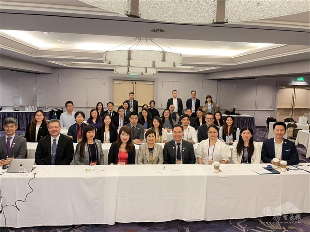 Minister Chia-Ching Hsu and members of the Taiwanese Junior Chambers of Commerce of North America.