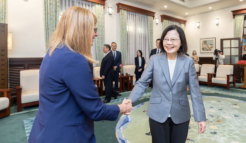 President Tsai Ing-wen shakes hands with Director of the US Department of Commerce's National Institute of Standards and Technology Laurie Locascio.