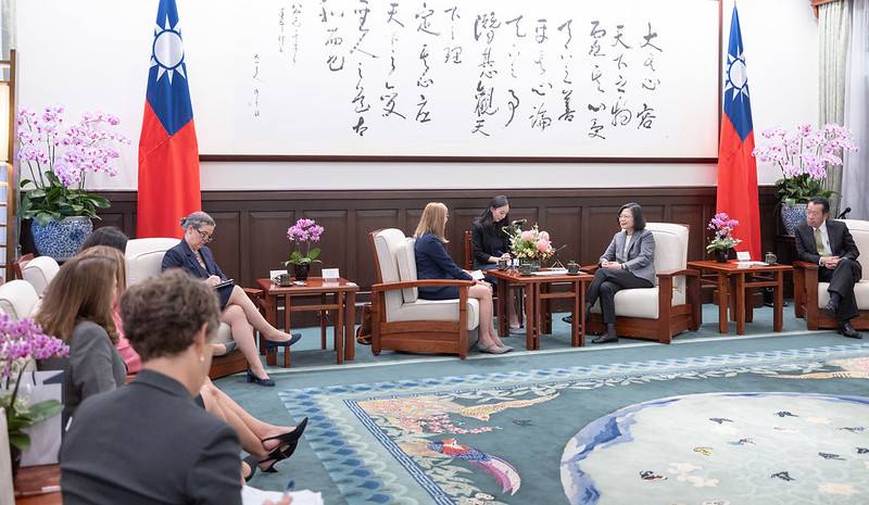 President Tsai exchanges views with Director of the US Department of Commerce's National Institute of Standards and Technology Laurie Locascio.