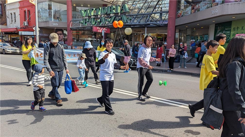 FASCA-Sydney displaying diabolo skills during the parade.