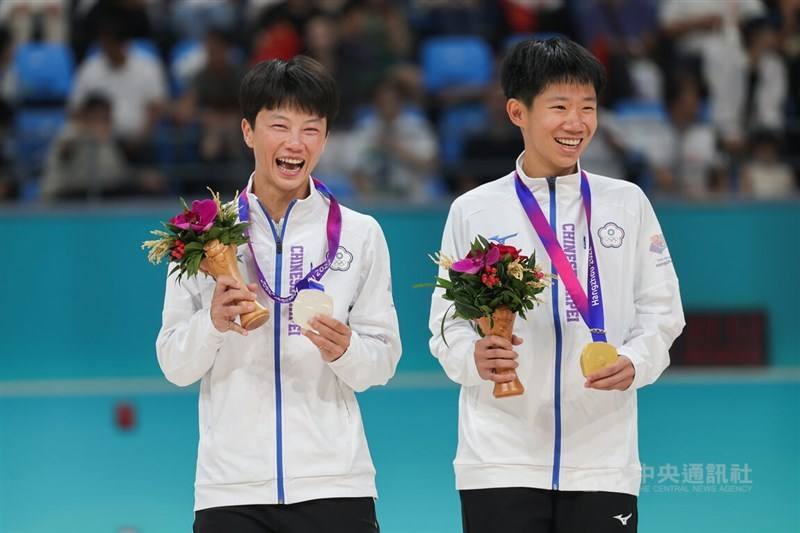 ASIAN GAMES/Taiwan women speed skaters dominate 10,000m event at Asian Games
