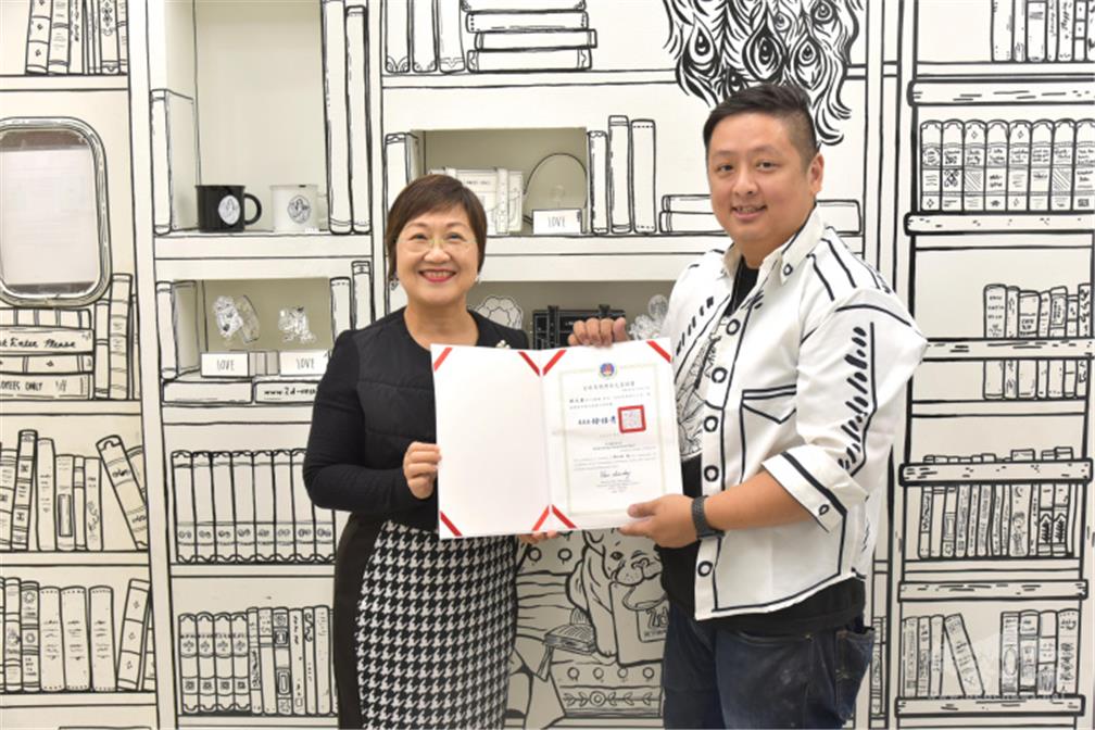 Minister Chia-Ching Hsu of the Overseas Community Affairs Council presented the 