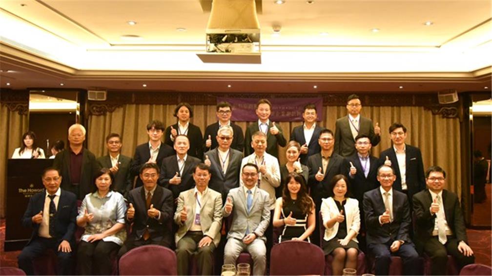 2023 Taiwan Prime Award Entrepreneur Visiting Program takes group photo with attending guests at the welcoming banquet.