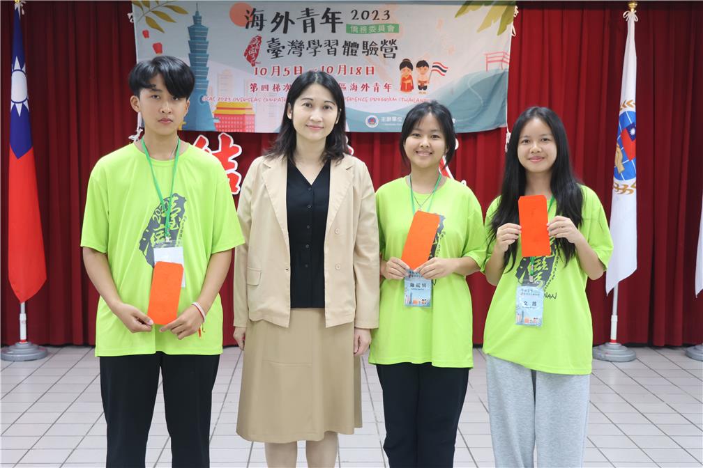 Yi-Ju Wang awarded cash prizes to the top 3 winners of the social media post contest.