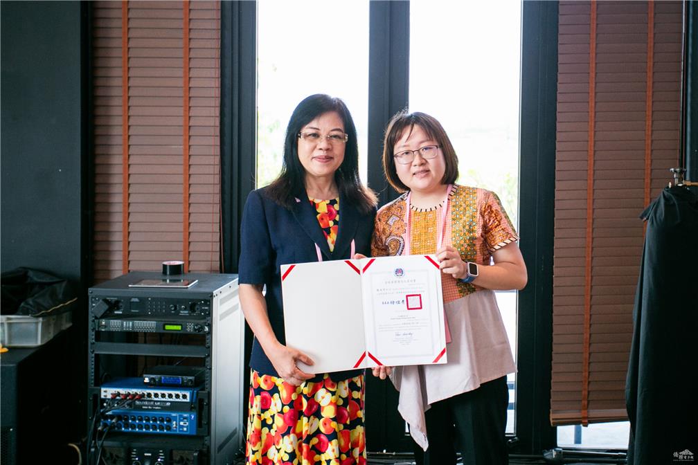 Chief Shu-ling Lee, representing the Expatriate Division of the Taipei Economic and Trade Office, Jakarta, Indonesia, awarded the certificate of Global Young Entrepreneur Stars to Yu-Yu Chang's sister, who received the award on her behalf. 