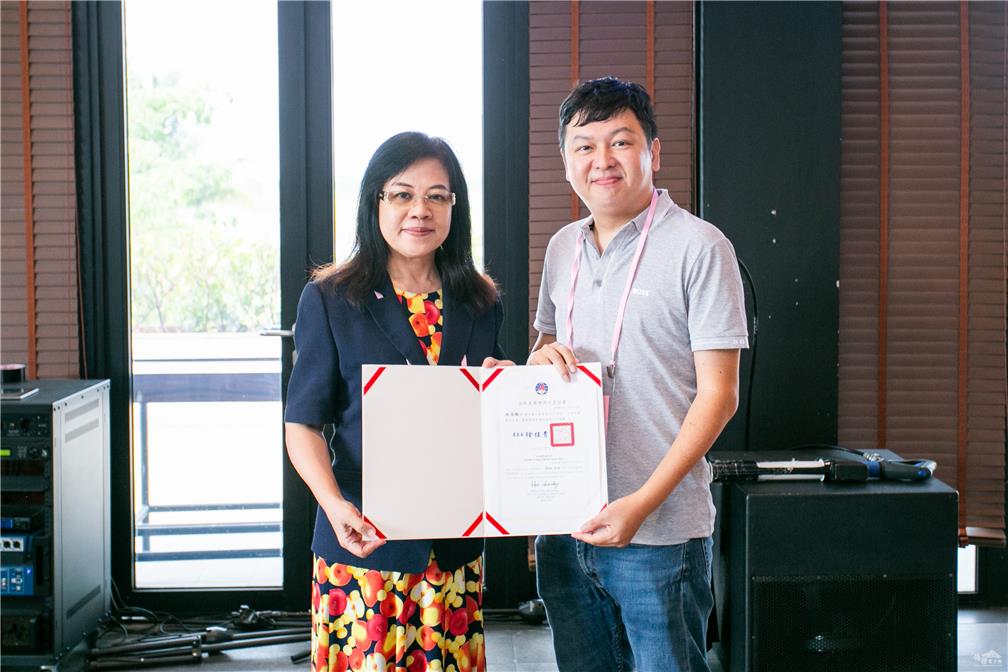 Chief Shu-ling Lee, representing the Expatriate Division of the Taipei Economic and Trade Office, Jakarta, Indonesia, awarded the certificate of Global Young Entrepreneur Stars to Han Lin.