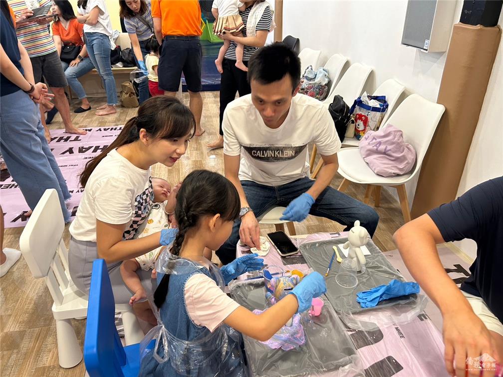 To show support and encouragement, Deputy Chief Chao-Feng Chen from the Expatriate Division of the Taipei Economic and Cultural Office in Thailand brought his entire family to attend the event.