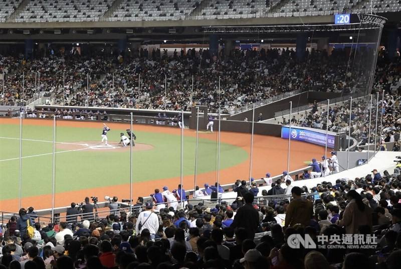 Spectators watch an exhibition game held at the Taipei Dome on Nov. 18.