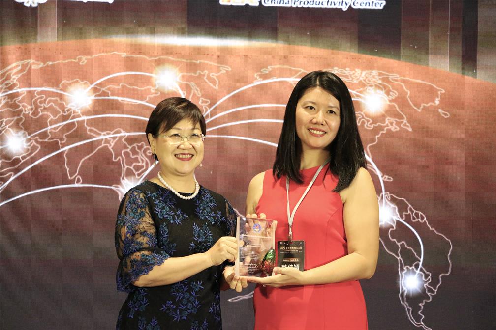 Minister Chia-Ching Hsu of the OCAC (left) presenting the Global Young Entrepreneur Stars Award to Chia Ying Tsai, a young entrepreneur from Guatemala (right).