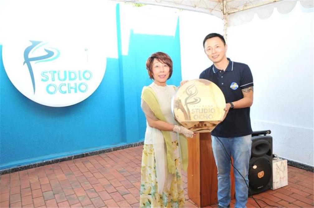President Andy Tsai presented a token of appreciation to Ms. Wen-Hsueh Kuo.