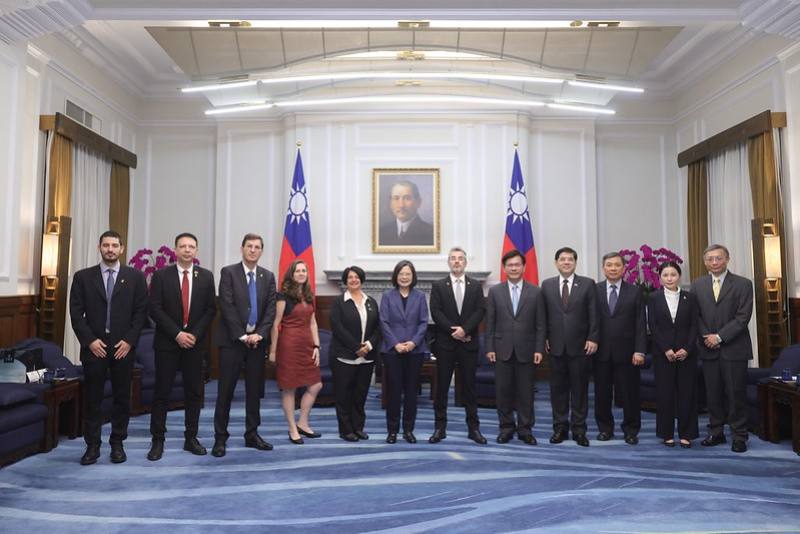 President Tsai poses for a group photo with a delegation from the Israeli Knesset.