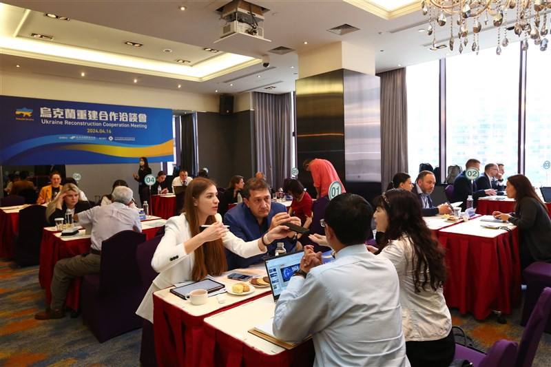Members of the Ukrainian delegation talk to different business representatives at a meeting in Taipei Wednesday. Photo courtesy of TAITRA