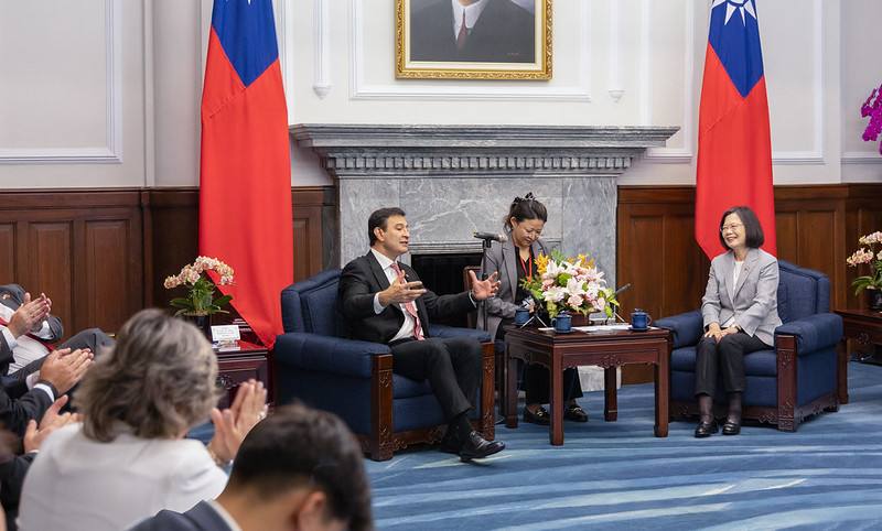 President Tsai Ing-wen exchanges views with Congress and Senate President Silvio Adalberto Ovelar Benítez of the Republic of Paraguay.
