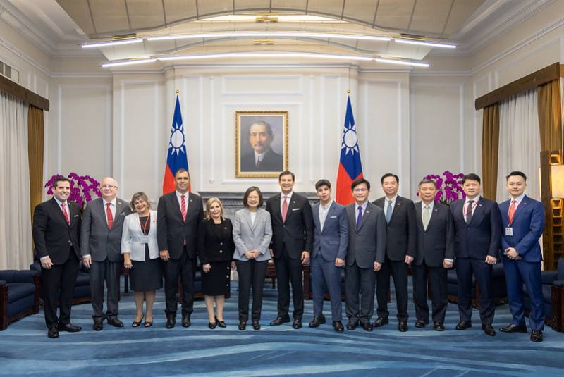 President Tsai poses for a photo with a delegation led by Congress and Senate President Silvio Adalberto Ovelar Benítez of the Republic of Paraguay.