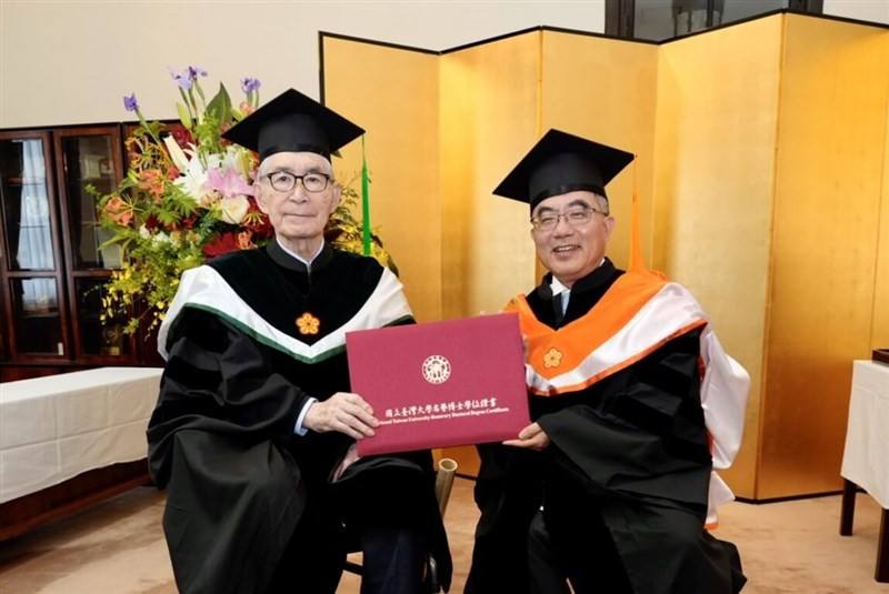 National Taiwan University President Chen Wen-chang (right) presents his university's honorary degree to Kyoto University professor Tasuku Honjo. Photo courtesy of National Taiwan University