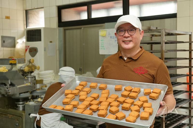 Yen Jung-ching, fourth-generation owner of Yen Shin-Fa Cookies, is sticking with the traditional flavors of pineapple cakes that his loyal customers love.