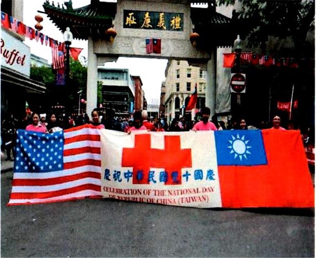 FASCA學員參加波士頓僑界慶祝107年中華民國 雙十國慶酒會遊行活動。