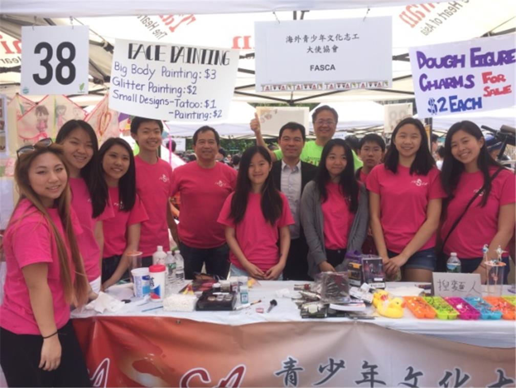 FASCA學員於在曼哈頓聯合廣場舉辦第16屆「臺灣巡禮」（Passport to Taiwan）活動義賣手工藝品，並鼓勵民眾加入僑委會臉書粉絲團